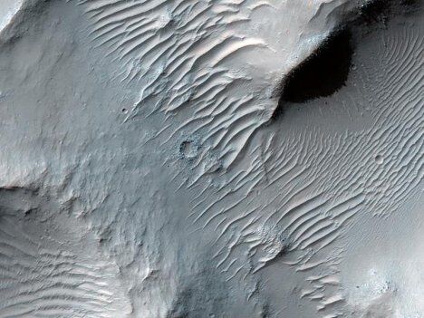 Снимок поверхности Марса, полученный камерой HiRISE Снимок поверхности Марса, полученный камерой HiRISE