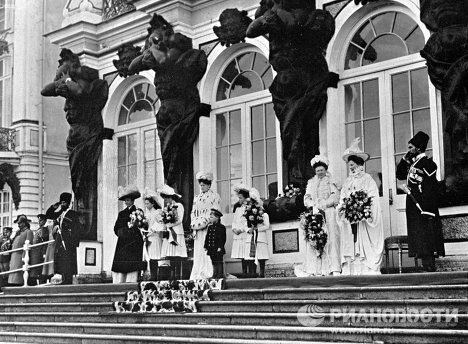 Члены императорской семьи в Екатерининском дворце Члены императорской семьи в Екатерининском дворце