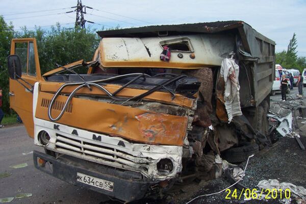 Столкновение детского автобуса и грузовика КАМАЗ в Омске Столкновение детского автобуса и грузовика КАМАЗ в Омске
