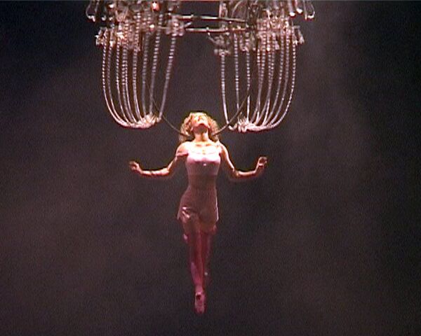 Cirque du Soleil удивил зрителей полетами на люстрах Cirque du Soleil удивил зрителей полетами на люстрах