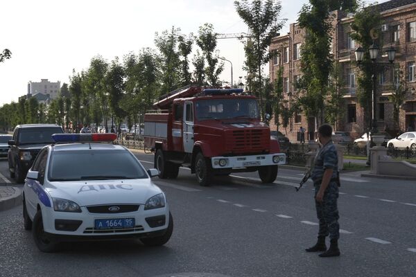 Взрыв у концертного зала в Грозном Взрыв у концертного зала в Грозном