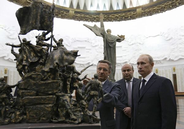 Премьер-министр РФ Владимир Путин ознакомился с лучшими проектами памятника В борьбе против фашизма мы были вместе. Архив Премьер-министр РФ Владимир Путин ознакомился с лучшими проектами памятника В борьбе против фашизма мы были вместе. Архив