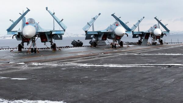 Многоцелевые палубные истребители Су-33. Архивное фото Многоцелевые палубные истребители Су-33. Архивное фото