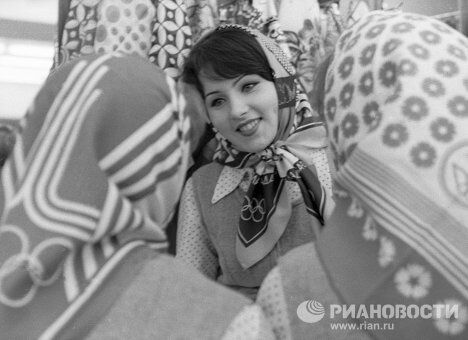 Платки с эмблемой московских Олимпийских игр Платки с эмблемой московских Олимпийских игр