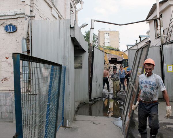 Строители отгородились от защитников усадьбы Алексеевых железным забором Строители отгородились от защитников усадьбы Алексеевых железным забором