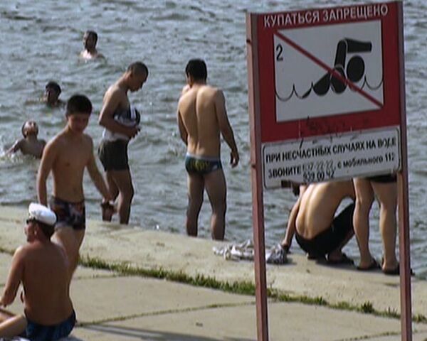 Аномальная жара вынудила москвичей купаться в запрещенных местах Аномальная жара вынудила москвичей купаться в запрещенных местах