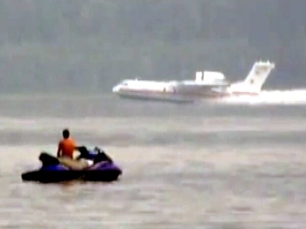 Бе-200 осуществляет забор воды в Волге Бе-200 осуществляет забор воды в Волге
