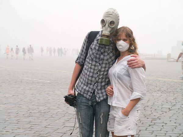 Люди в защитных масках в период смога в Москве. Архив Люди в защитных масках в период смога в Москве. Архив