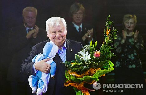 Олег Табаков во время вручения ему премии имени Георгия Товстоногова «Золотой софит» Олег Табаков во время вручения ему премии имени Георгия Товстоногова «Золотой софит»