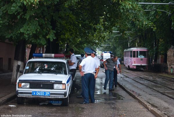 В Пятигорске взорвали машину рядом с кафе В Пятигорске взорвали машину рядом с кафе