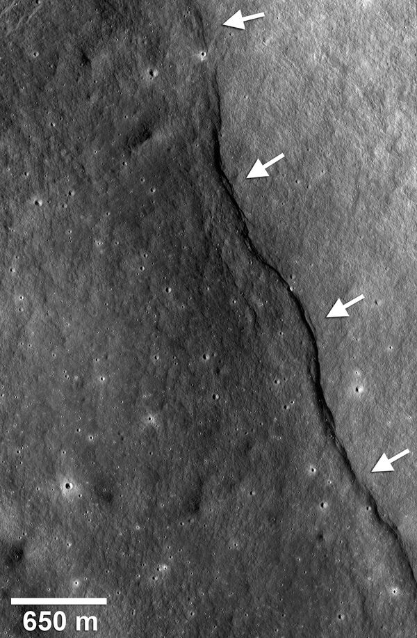 «Трещины» от сжатия на Луне, сфотографированные LRO «Трещины» от сжатия на Луне, сфотографированные LRO
