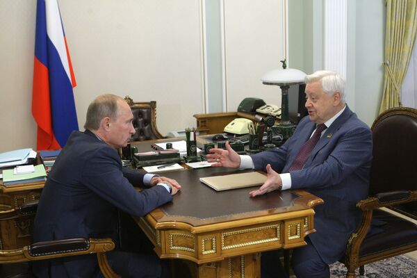 Премьер-министр РФ Владимир Путин поздравил Олега Табакова с юбилеем Премьер-министр РФ Владимир Путин поздравил Олега Табакова с юбилеем