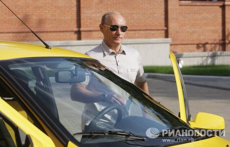 Премьер-министр РФ Владимир Путин отправился в поездку по новой трассе Чита – Хабаровск на машине Лада Калина Премьер-министр РФ Владимир Путин отправился в поездку по новой трассе Чита – Хабаровск на машине Лада Калина
