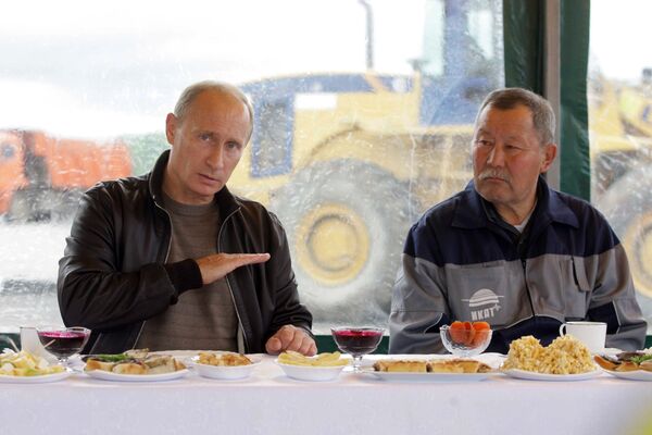 Премьер-министр РФ Владимир Путин пообщался с дорожными рабочими на трассе Хабаровск - Чита Премьер-министр РФ Владимир Путин пообщался с дорожными рабочими на трассе Хабаровск - Чита