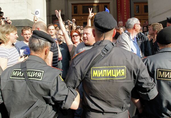Акция в защиту 31-й статьи Конституции на Триумфальной площади Акция в защиту 31-й статьи Конституции на Триумфальной площади