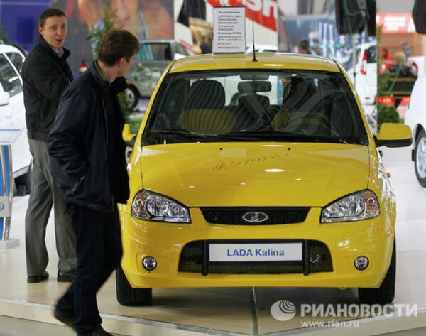 Автомобиль Lada Kalina Sport, на котором В.Путин проехал по трассе Амур, представлен на стенде АвтоВАЗа на Московском автосалоне Автомобиль Lada Kalina Sport, на котором В.Путин проехал по трассе Амур, представлен на стенде АвтоВАЗа на Московском автосалоне