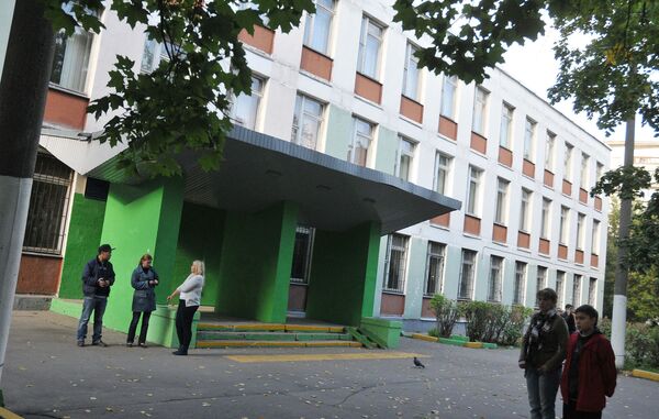 Следственные органы проводят проверку по факту драки около школы на юге Москвы, после которой скончался одиннадцатиклассник Следственные органы проводят проверку по факту драки около школы на юге Москвы, после которой скончался одиннадцатиклассник