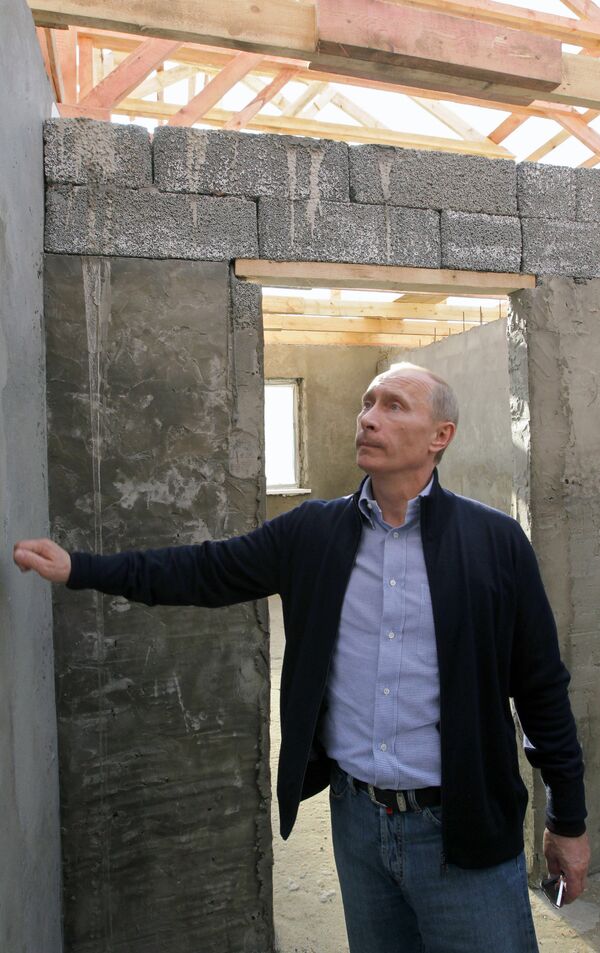 Премьер-министр РФ Владимир Путин в деревне Иватино. Архив Премьер-министр РФ Владимир Путин в деревне Иватино. Архив