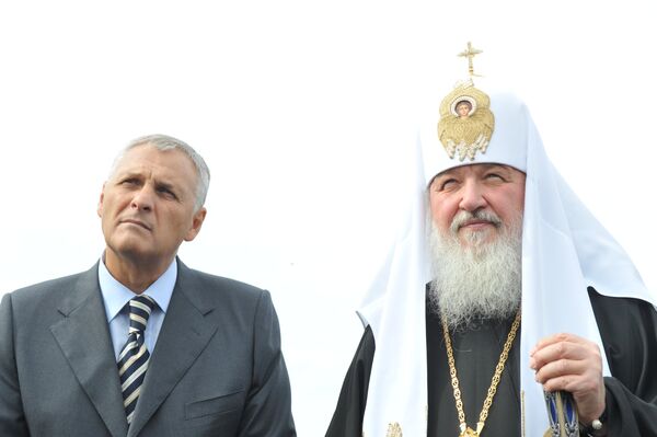 Губернатор Сахалинской области Александр Хорошавин и Патриарх Кирилл (слева направо) в аэропорту Южно-Сахалинска Губернатор Сахалинской области Александр Хорошавин и Патриарх Кирилл (слева направо) в аэропорту Южно-Сахалинска