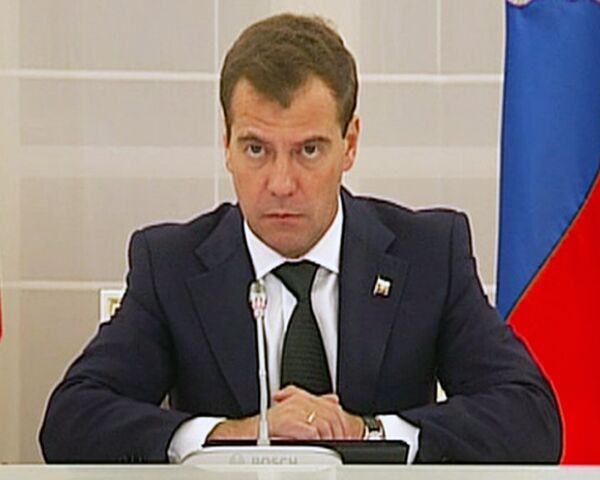 Медведев потребовал наказать спекулянтов, повысивших цены на продукты Медведев потребовал наказать спекулянтов, повысивших цены на продукты