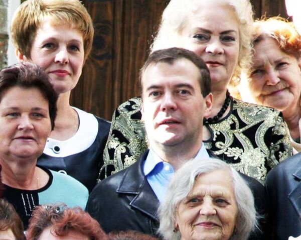 Медведев побывал на родине деда и подарил пенсионерам автобус Медведев побывал на родине деда и подарил пенсионерам автобус
