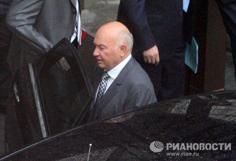 Бывший мэр Москвы Юрий Лужков у здания мэрии Бывший мэр Москвы Юрий Лужков у здания мэрии