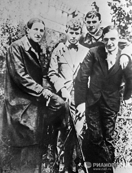 Есенин, Кусиков, Шершеневич, Мариенгоф Есенин, Кусиков, Шершеневич, Мариенгоф