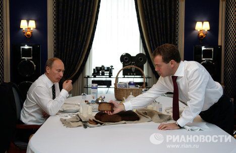 Встреча Дмитрия Медведева и Владимира Путина Встреча Дмитрия Медведева и Владимира Путина