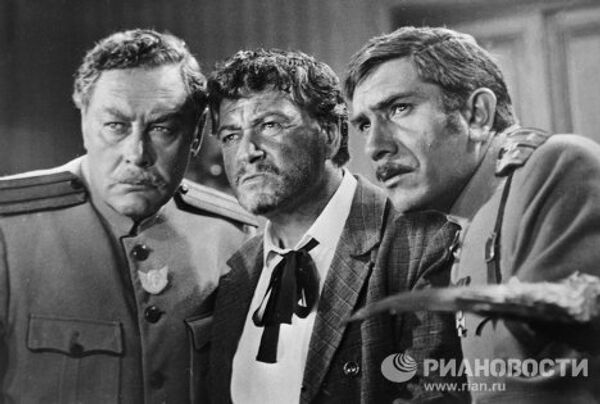 Аркадий Толбузин, Ефим Копелян и Армен Джигарханян в сцене из фильма Новые приключения неуловимых Аркадий Толбузин, Ефим Копелян и Армен Джигарханян в сцене из фильма Новые приключения неуловимых