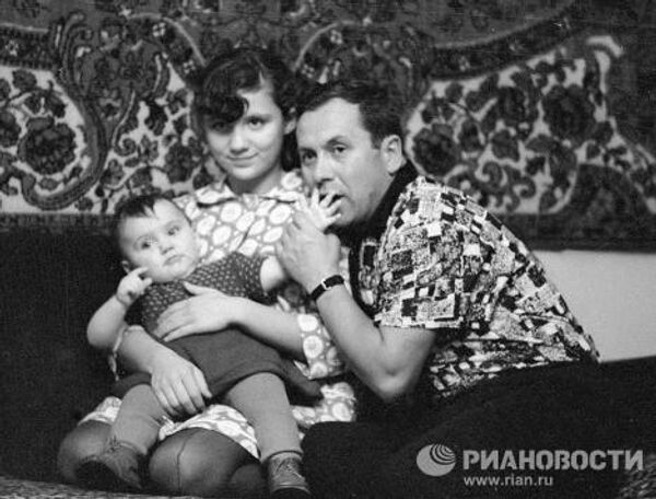 Космонавт Попович со своими дочерьми Наташей и Оксаной Космонавт Попович со своими дочерьми Наташей и Оксаной