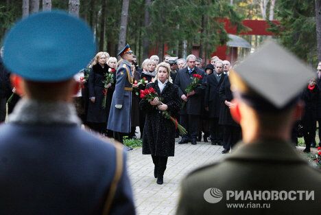 Светлана Медведева и Анна Коморовская посетили мемориал в Катыни Светлана Медведева и Анна Коморовская посетили мемориал в Катыни