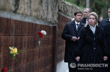 Светлана Медведева посетила мемориал в Катыни Светлана Медведева посетила мемориал в Катыни