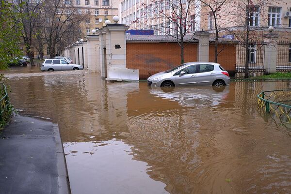 Прорыв водопровода на улице Маломосковская в Москве Прорыв водопровода на улице Маломосковская в Москве