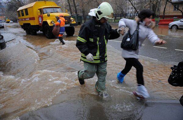 Прорыв водопровода на улице Маломосковская в Москве Прорыв водопровода на улице Маломосковская в Москве