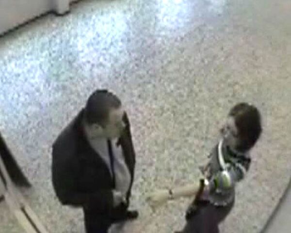 Дети рассказали, как на их глазах мужчина избивал молодую учительницу Дети рассказали, как на их глазах мужчина избивал молодую учительницу