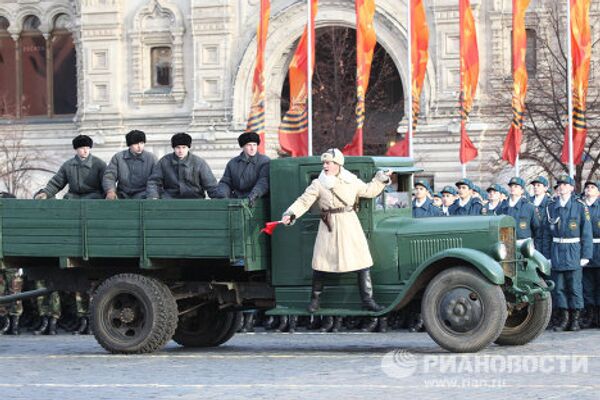 Марш в честь 69-й годовщины парада 7 ноября 1941 года Марш в честь 69-й годовщины парада 7 ноября 1941 года