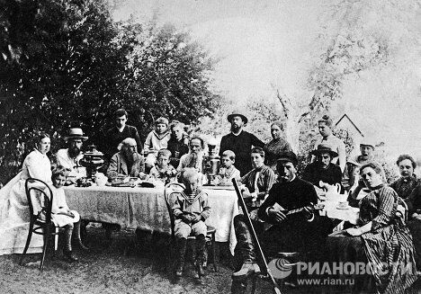 Л.Н.Толстой в кругу семьи и друзей Л.Н.Толстой в кругу семьи и друзей