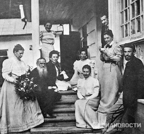 Лев Толстой среди членов семьи и гостей Лев Толстой среди членов семьи и гостей