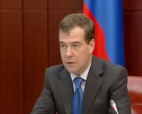 Медведев считает недопустимыми формальные отписки на жалобы россиян Медведев считает недопустимыми формальные отписки на жалобы россиян