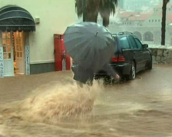 Потоки воды смывают людей с улиц хорватского Дубровника Потоки воды смывают людей с улиц хорватского Дубровника