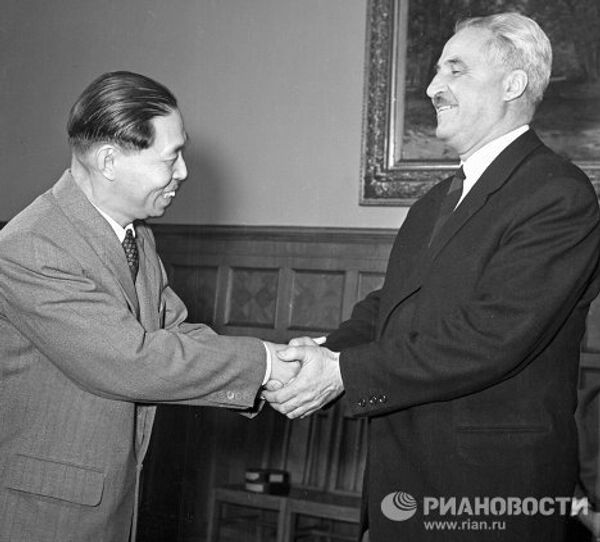 Писатели Мао Дунь и Константин Симонов. Писатели Мао Дунь и Константин Симонов.
