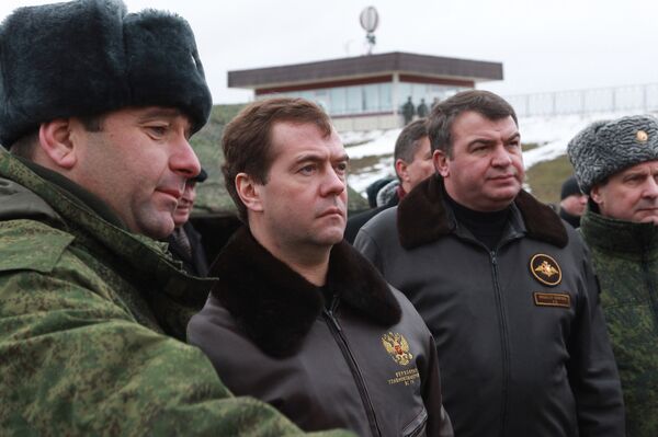 Президент РФ Д.Медведев осмотрел расположение полевого лагеря на полигоне Гороховецкий Президент РФ Д.Медведев осмотрел расположение полевого лагеря на полигоне Гороховецкий