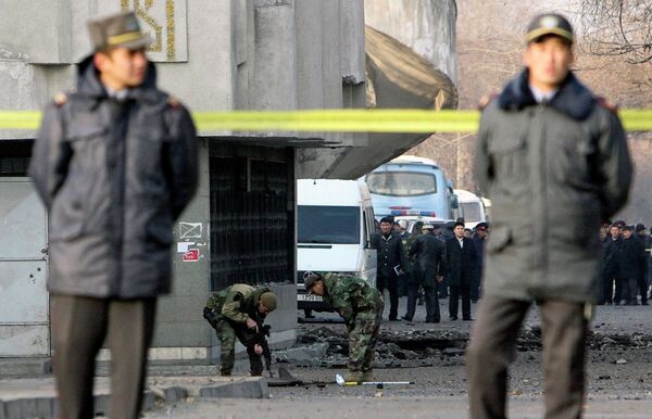 Милиция на месте взрыва в Бишкеке 30 ноября 2010 года Милиция на месте взрыва в Бишкеке 30 ноября 2010 года