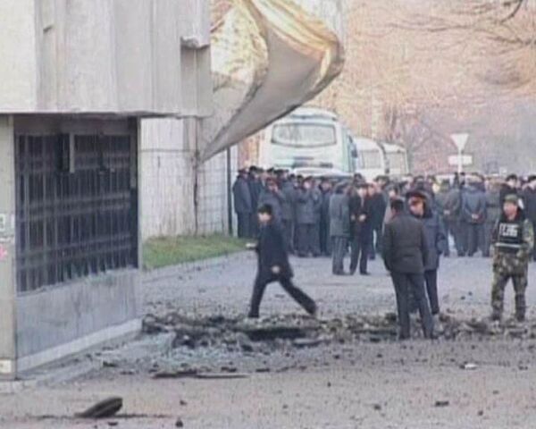 На месте взрыва в Бишкеке осталась большая воронка На месте взрыва в Бишкеке осталась большая воронка