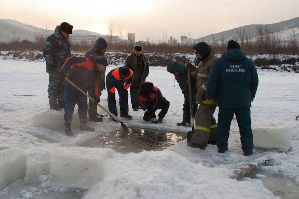 Поиски пропавшего мальчика в Чите на реке Ингода Поиски пропавшего мальчика в Чите на реке Ингода