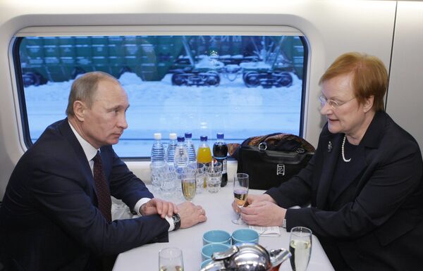 Премьер-министр РФ Владимир Путин и президент Финляндии Тарья Халонен в поезде Аллегро Премьер-министр РФ Владимир Путин и президент Финляндии Тарья Халонен в поезде Аллегро