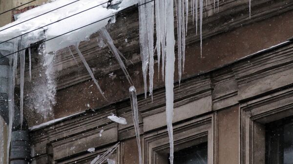 В Тверской области ледяная глыба с крыши упала на школьницу