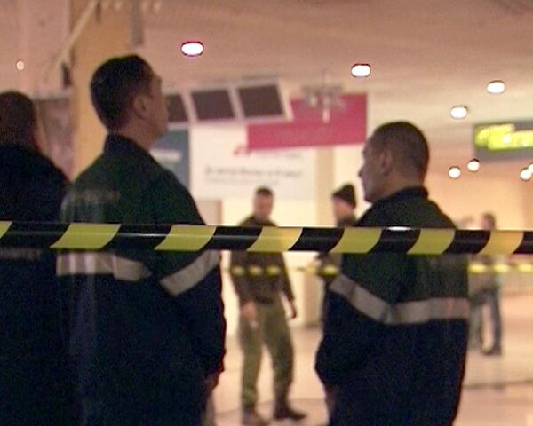 Журналистам показали место взрыва в Домодедово спустя сутки Журналистам показали место взрыва в Домодедово спустя сутки