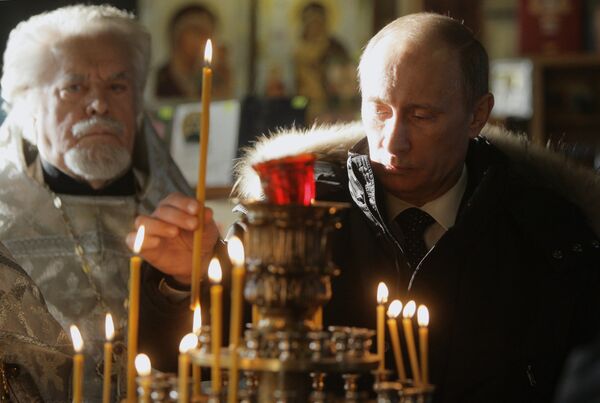 Премьер-министр РФ Владимир Путин посетил храм Троицы Живоначальной на Воробьевых горах Премьер-министр РФ Владимир Путин посетил храм Троицы Живоначальной на Воробьевых горах