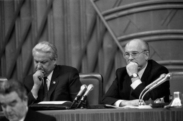 Председатель Верховного Совета РСФСР Борис Ельцин и Президент СССР Михаил Горбачев в президиуме съезда Председатель Верховного Совета РСФСР Борис Ельцин и Президент СССР Михаил Горбачев в президиуме съезда